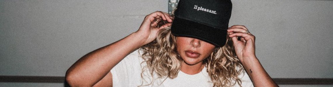 Жіночі аксесуари: від кепки до бананки - ваш шлях до елегантності