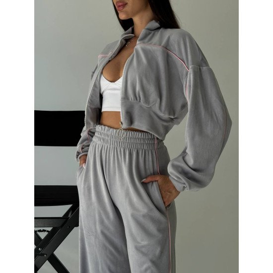 Крутезний костюм з мʼякого велюру