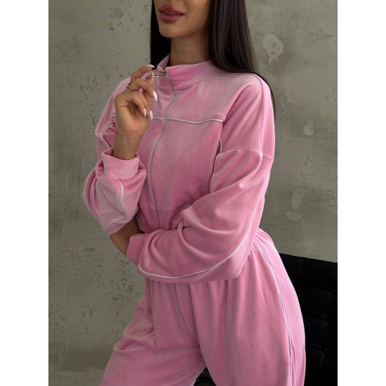 Крутезний костюм з мʼякого велюру