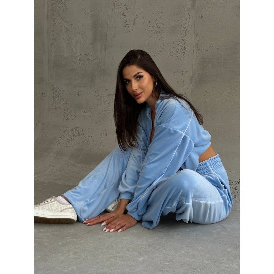 Крутезний костюм з мʼякого велюру