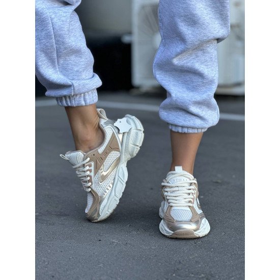 Кросівки жіночі